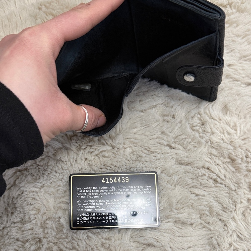 ✨Authentic Vintage CHANEL Caviar Leather Bifold Wallet✨ - Picture 9 of 15